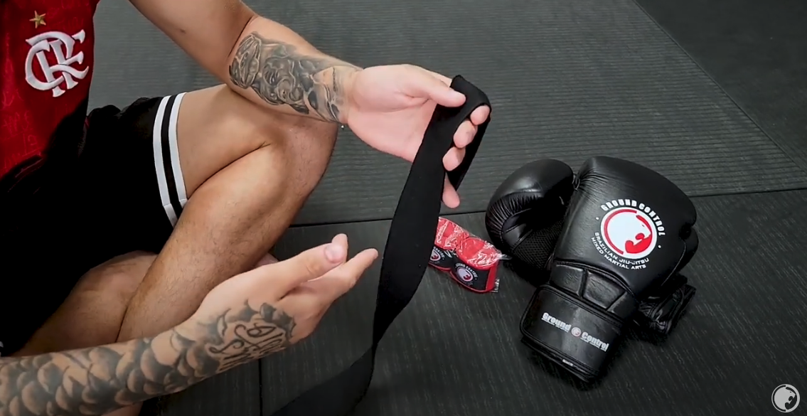 How to Wrap hands for boxing training. w/ Cauata Samuel